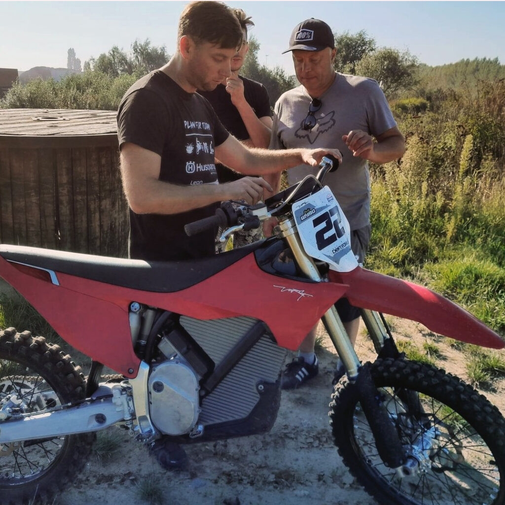 Belgian Zeger Verbeke Wants To Use Electric Enduro Motorbikes In Social Project KLOEN E Adventure And Enduro School EFB Thepack news THE PACK Electric Motorcycle News