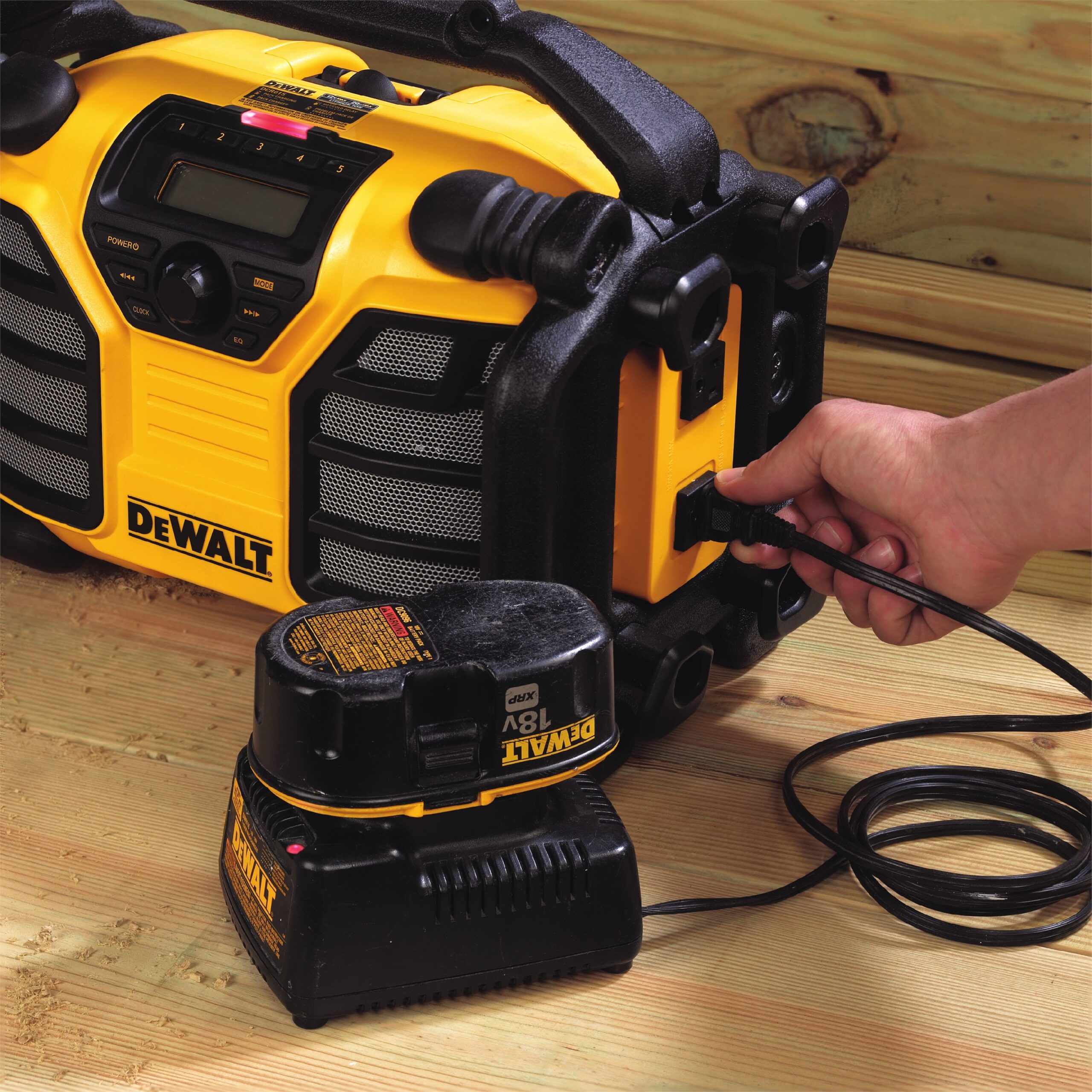 DCR015 12V 20V MAX Worksite Charger Radio Bulldog Fasteners