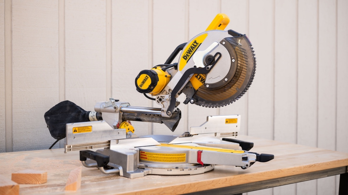 dewalt 12 sliding compound miter saw