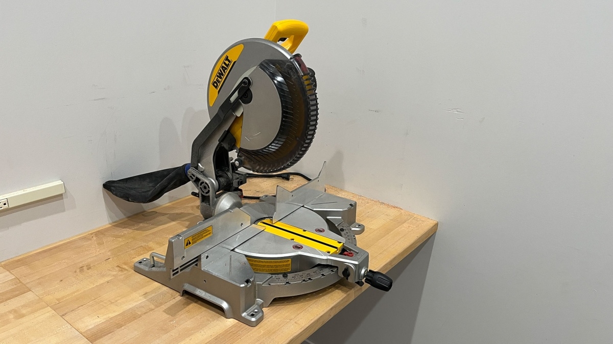 DeWalt 12 Inch Single Bevel Compound DWS715 Review Tested