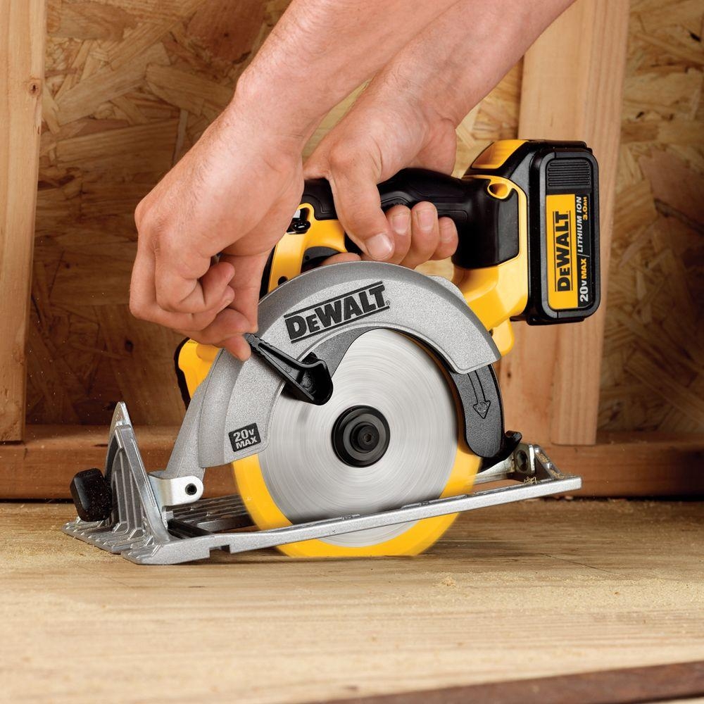 DEWALT 20V MAX Lithium Ion Circular Saw Kit