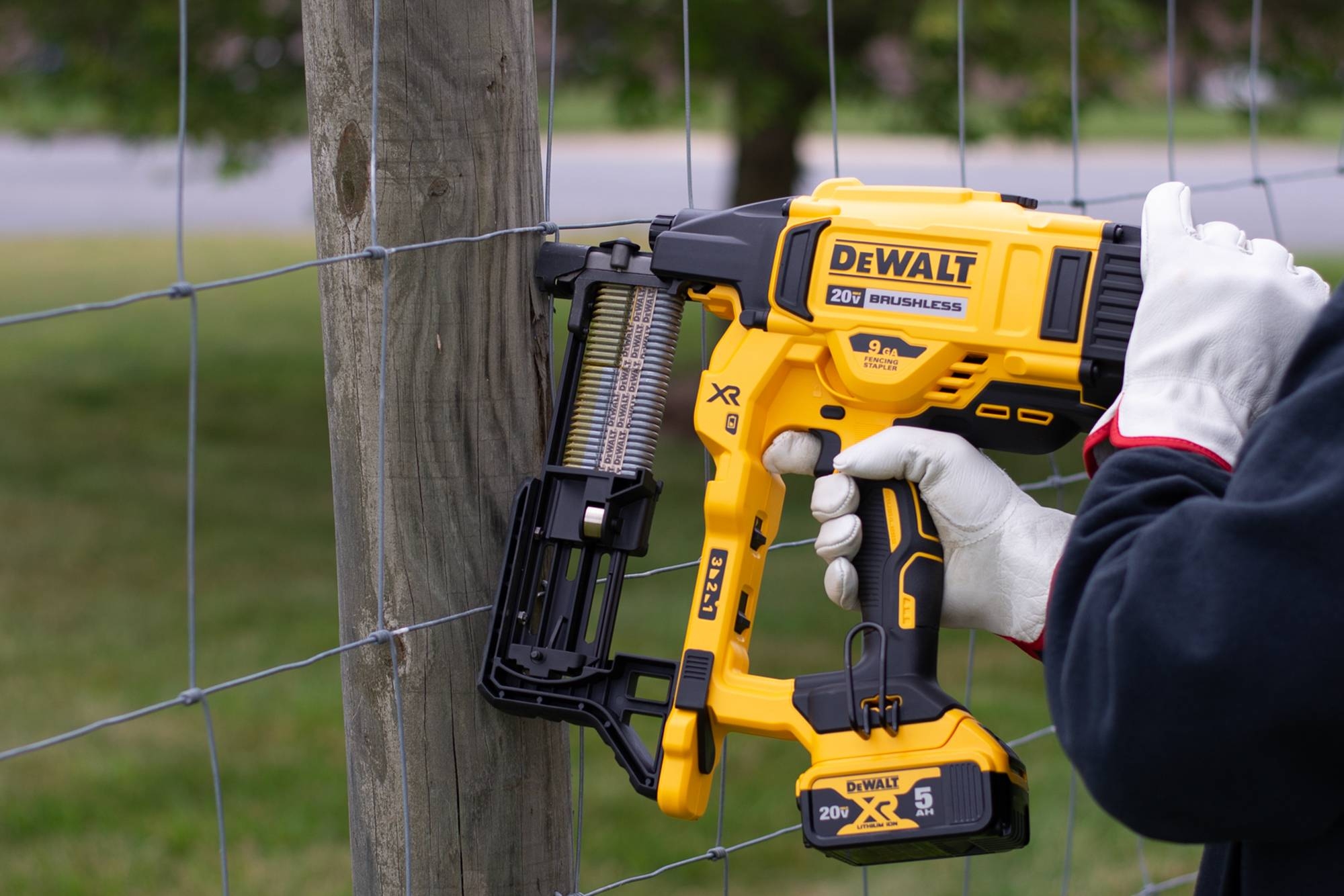 DEWALT 20V MAX XR Cordless Fencing Stapler Kit