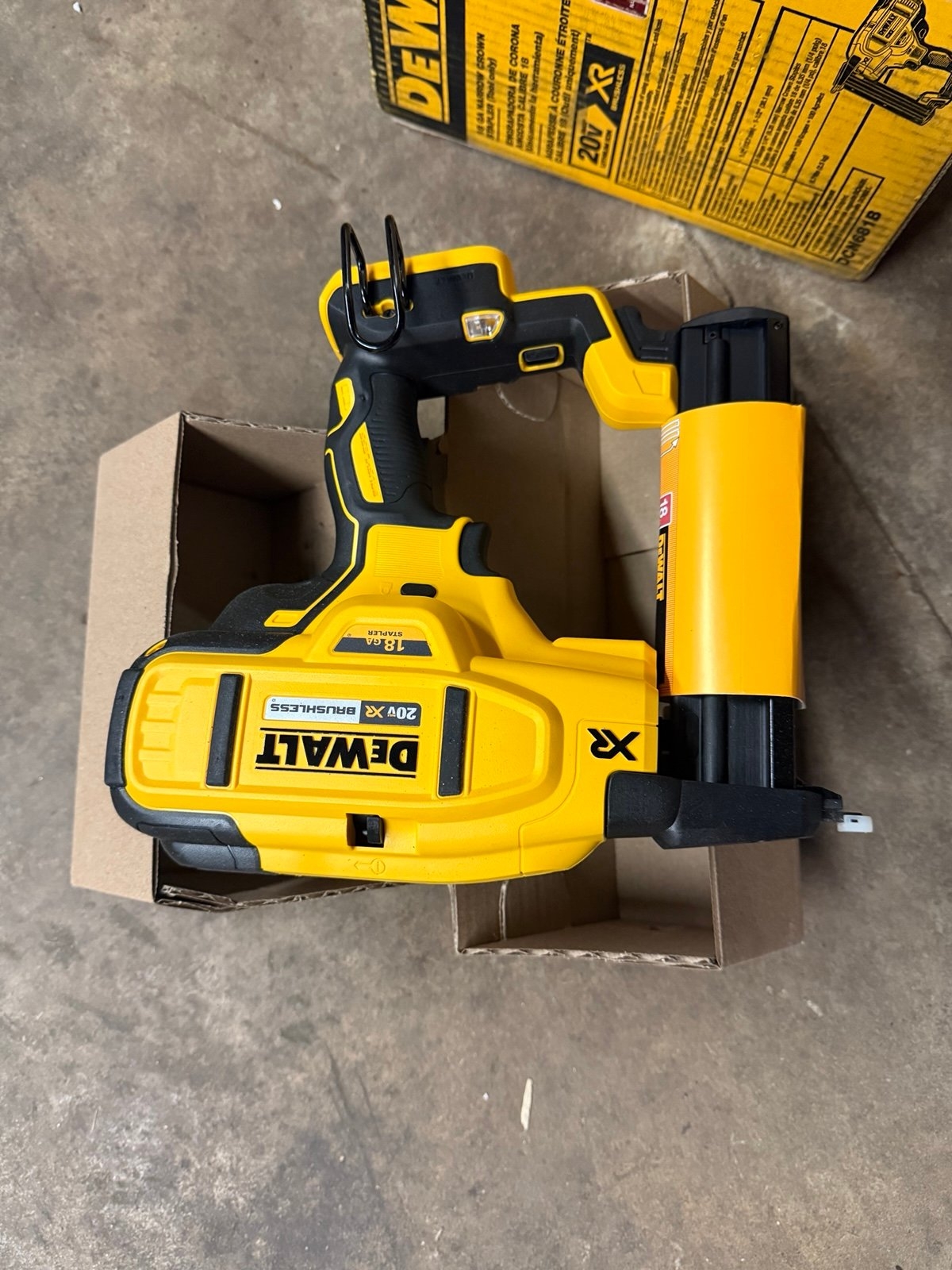 Dewalt 20V MAX XR Lithium Ion Cordless 18 Gauge Narrow Crown Stapler