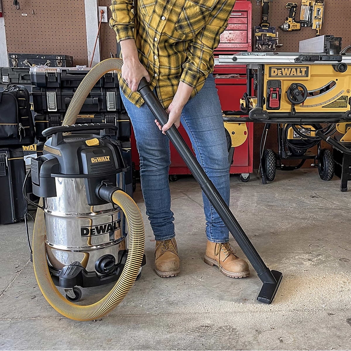 DEWALT 8 Gallon Wet Dry Vacuum