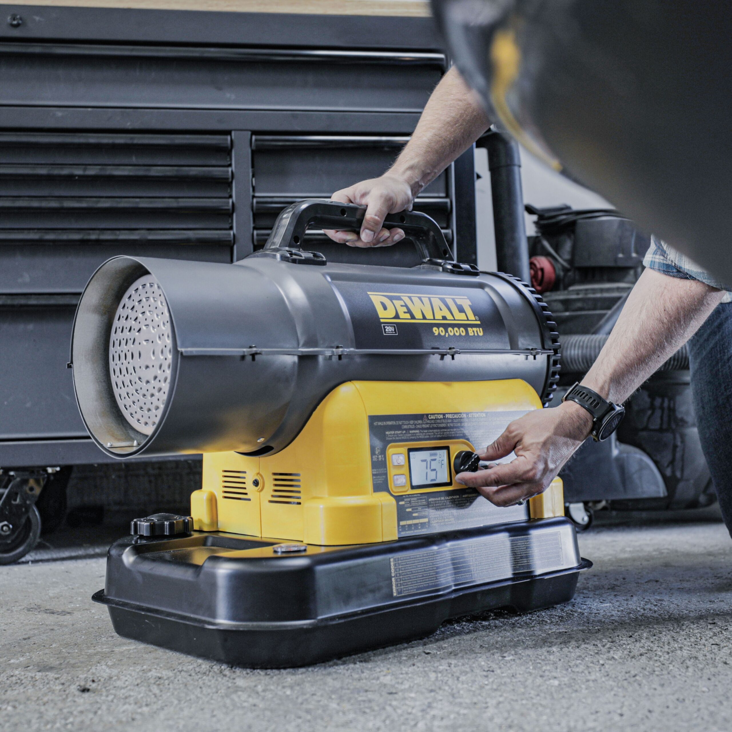 DEWALT 90000 BTU Forced Air Indoor Outdoor Kerosene Heater