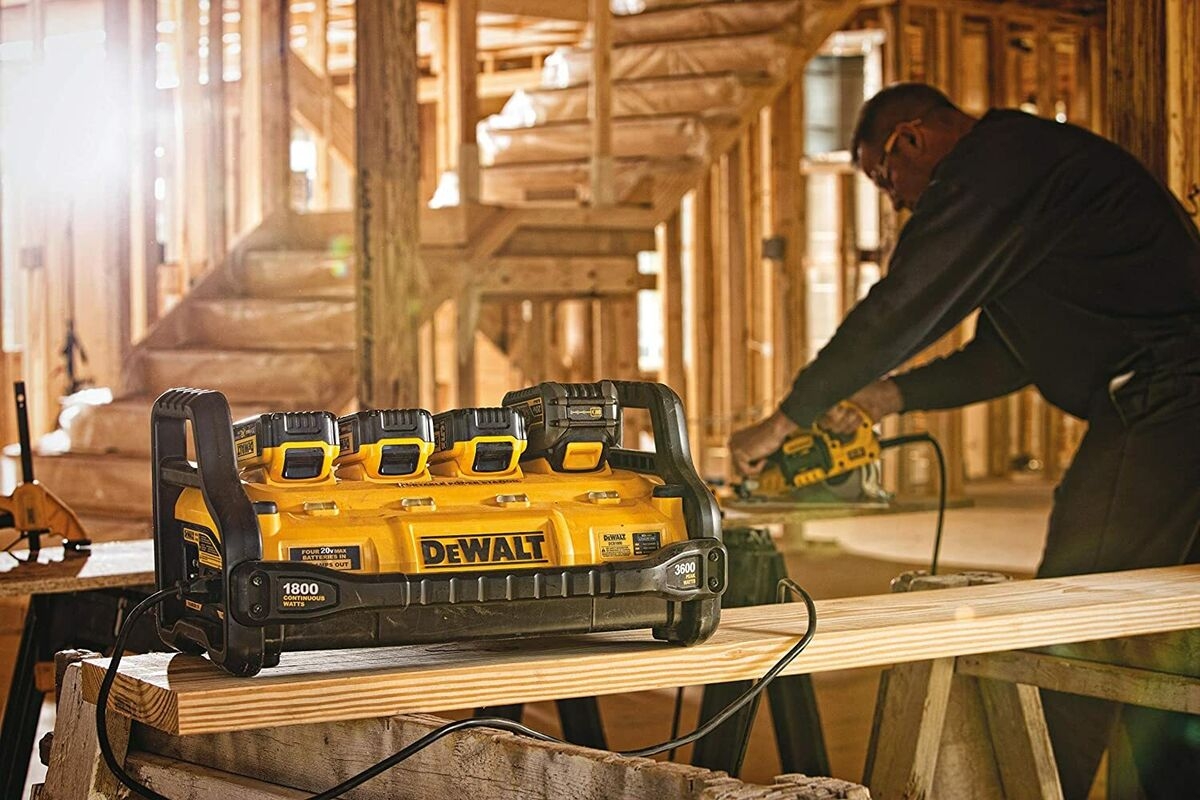 DEWALT CANADA 1800W Portable Power Station 20V 60V MAX Li Ion Battery Charger EBay