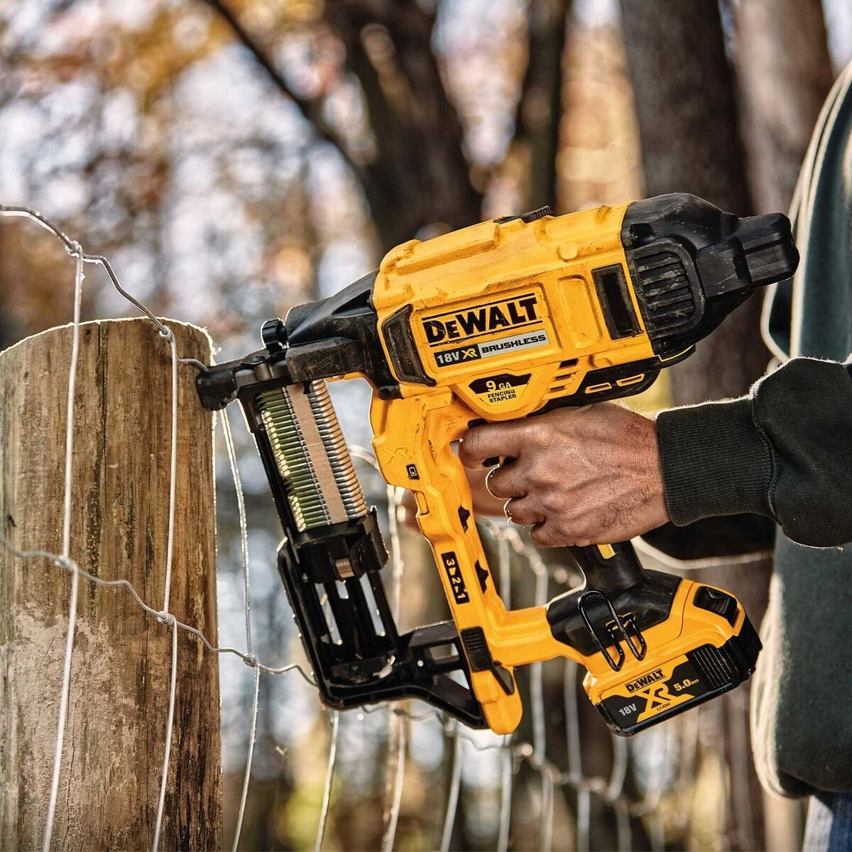 DeWALT CORDLESS FENCING STAPLER WITH BATTERIES 2 BOXES STAPLES EBay