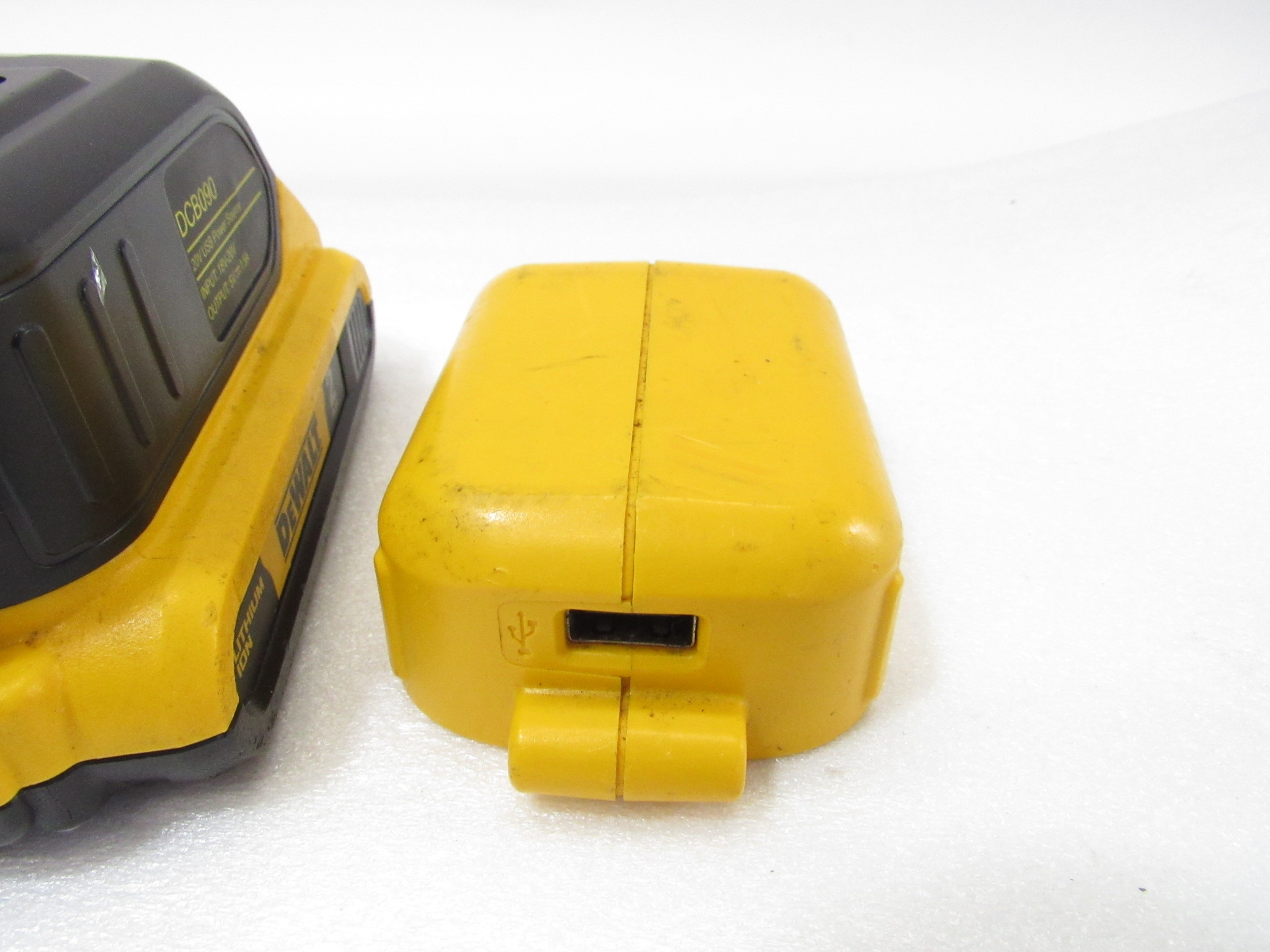 DeWalt DCB092 20V Power Source DCB090 Battery Adapter 20V 2AH Battery