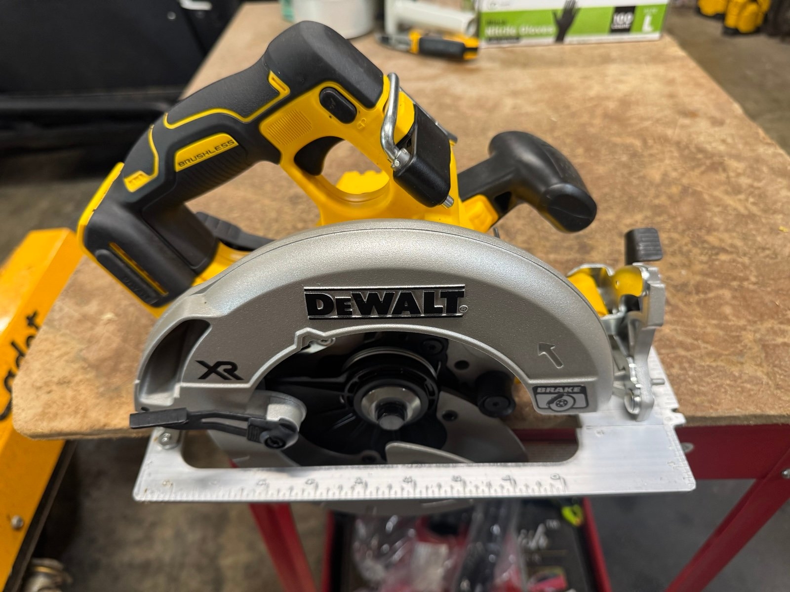 DEWALT DCS570 20V MAX XR Cordless Brushless 7 1 4 In Circular 