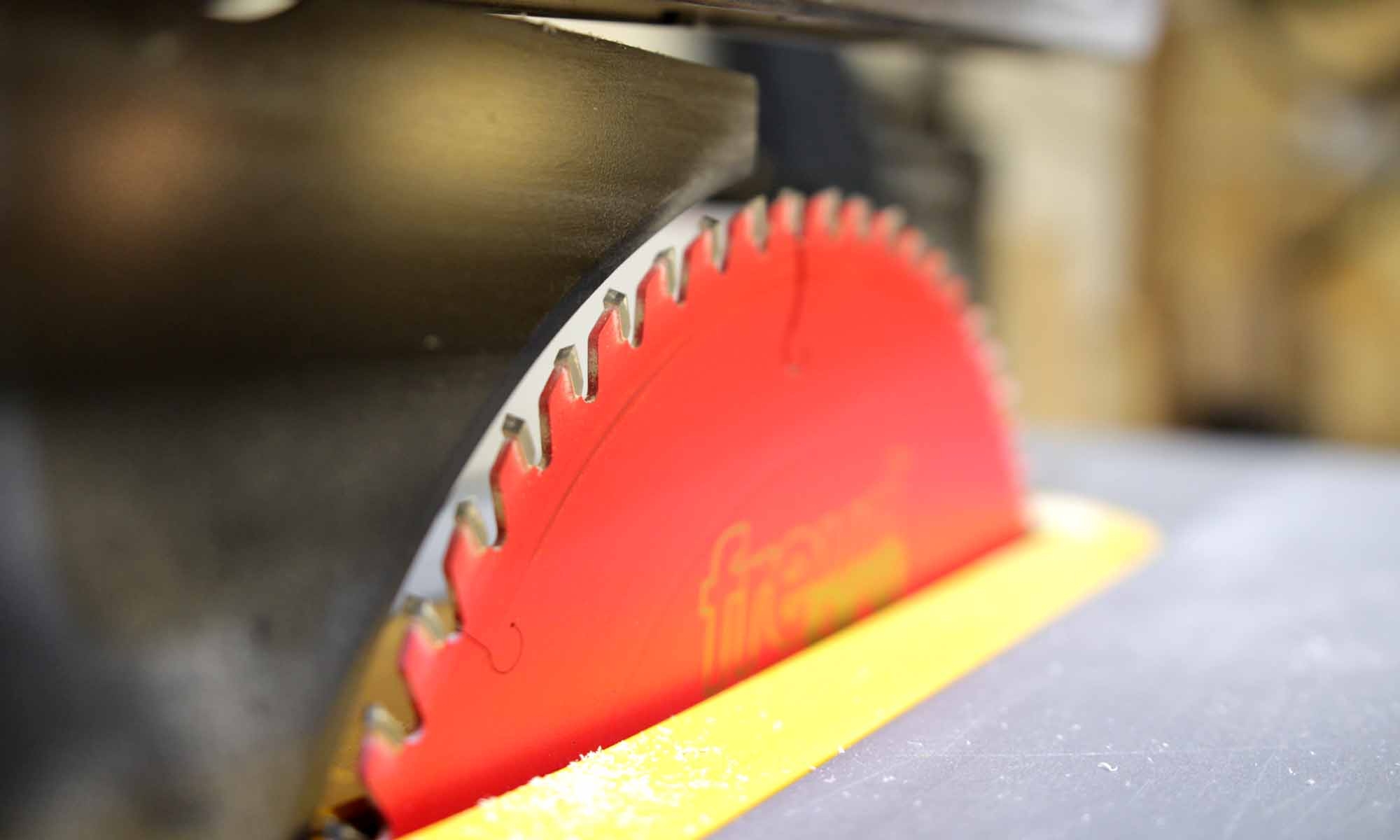 change blade dewalt table saw