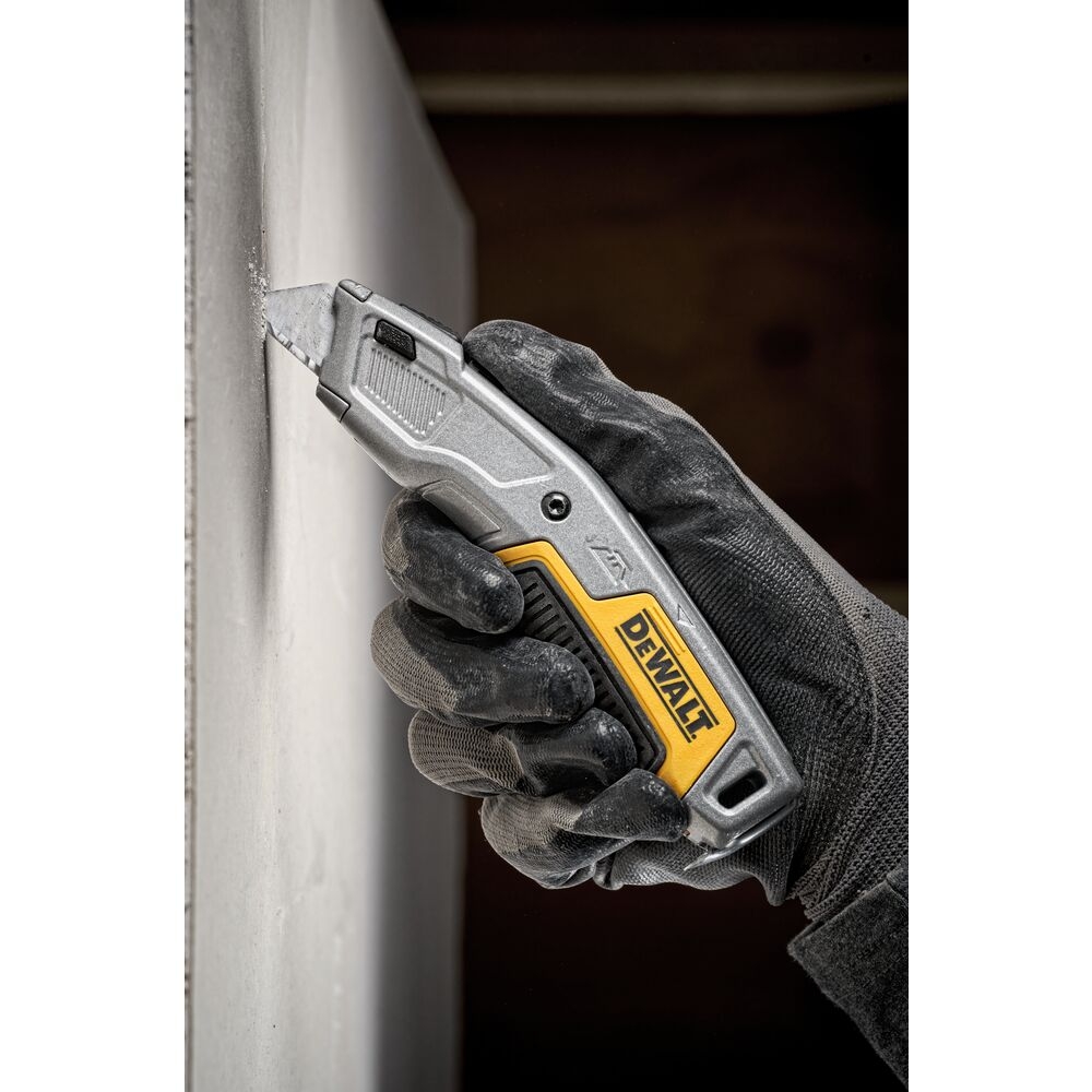 change blade in dewalt utility knife