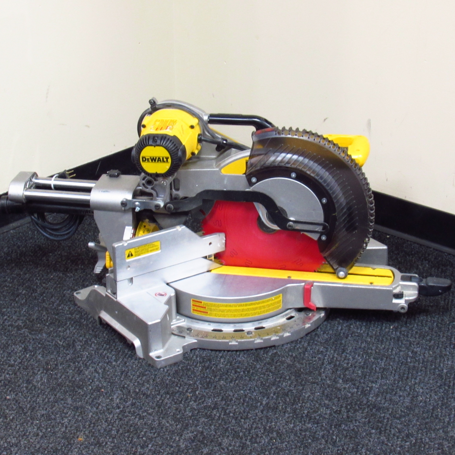 DeWalt DWS780 Double Bevel 12 Sliding Compound Miter Saw Local Pick Up Only