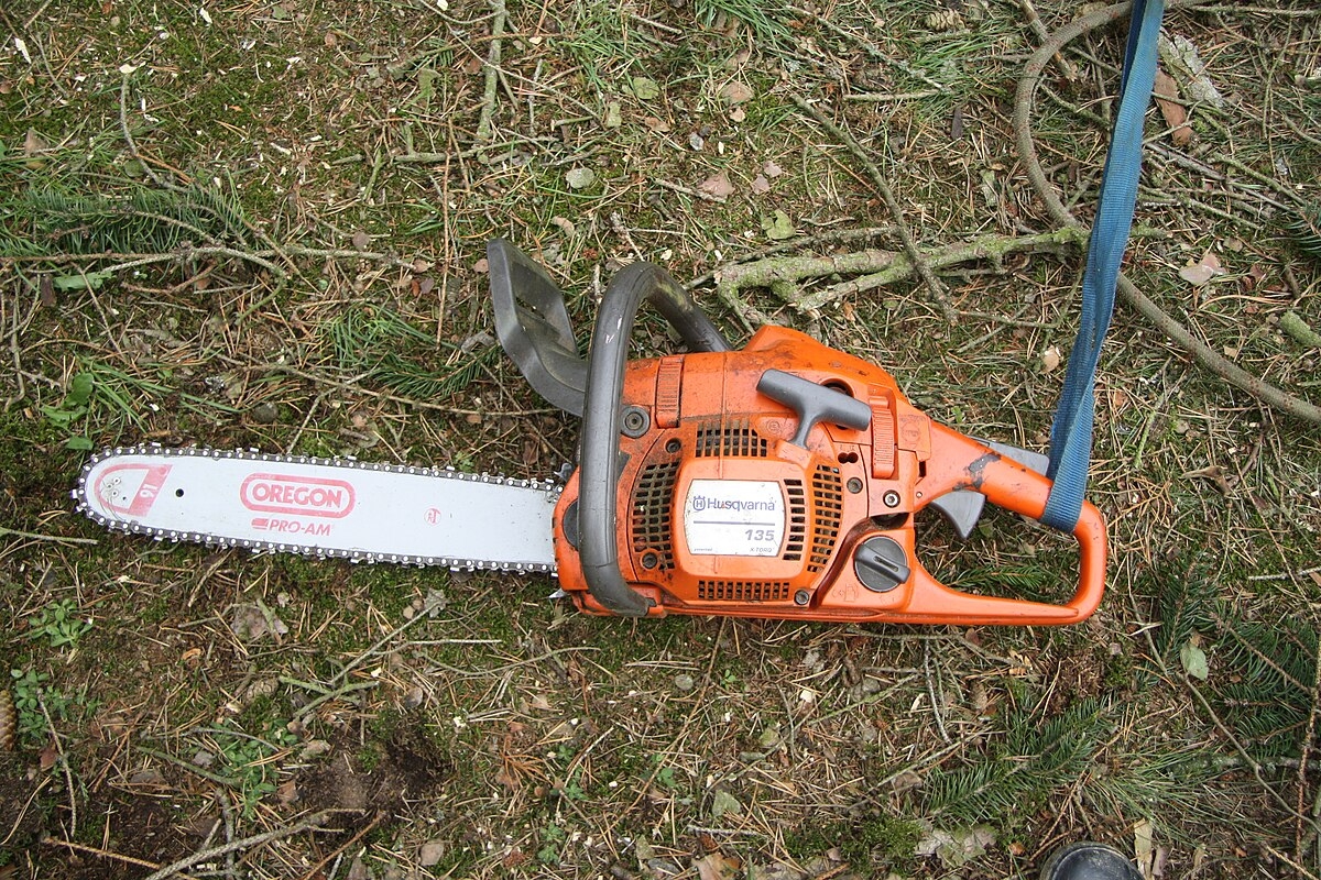 File Chainsaw Husqvarna 135 Near T eb T eb District jpg Wikimedia Commons