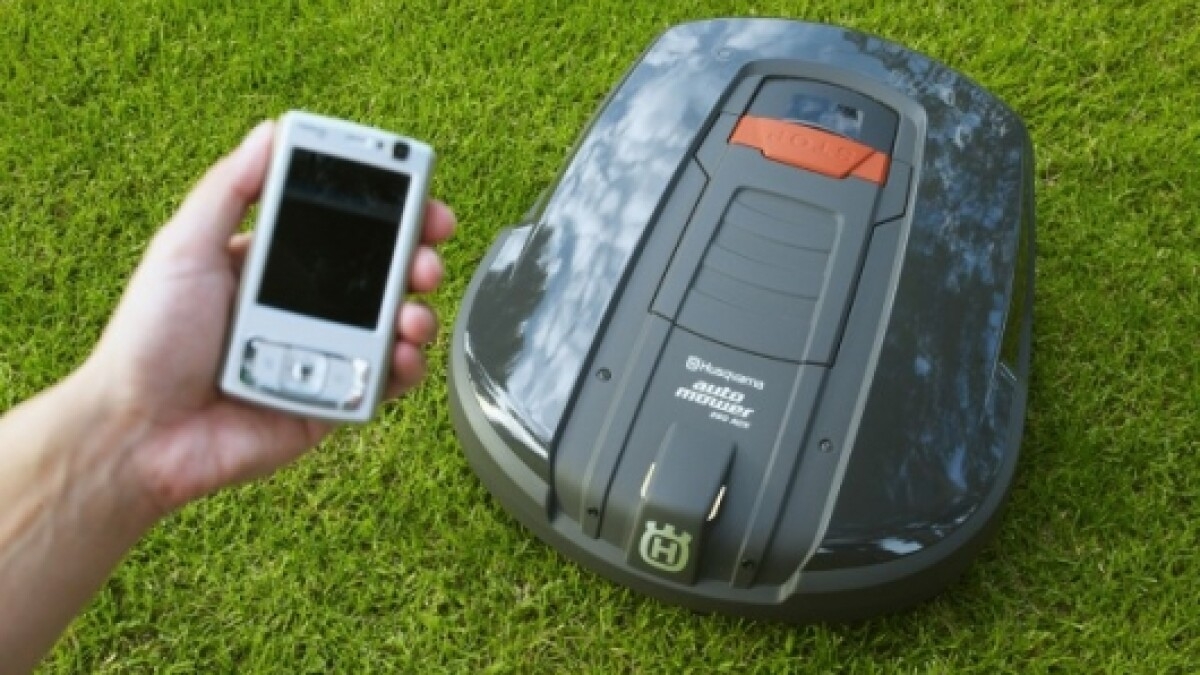 Husqvarna s Autonomous Automower 260 ACX Calls For Help Via SMS