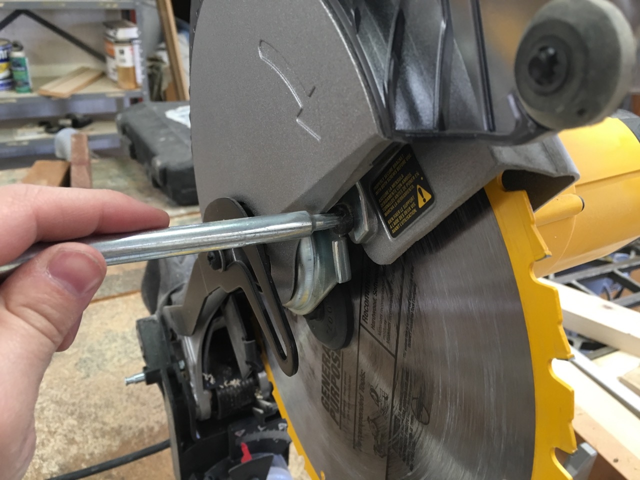 how to change dewalt mitre saw blade