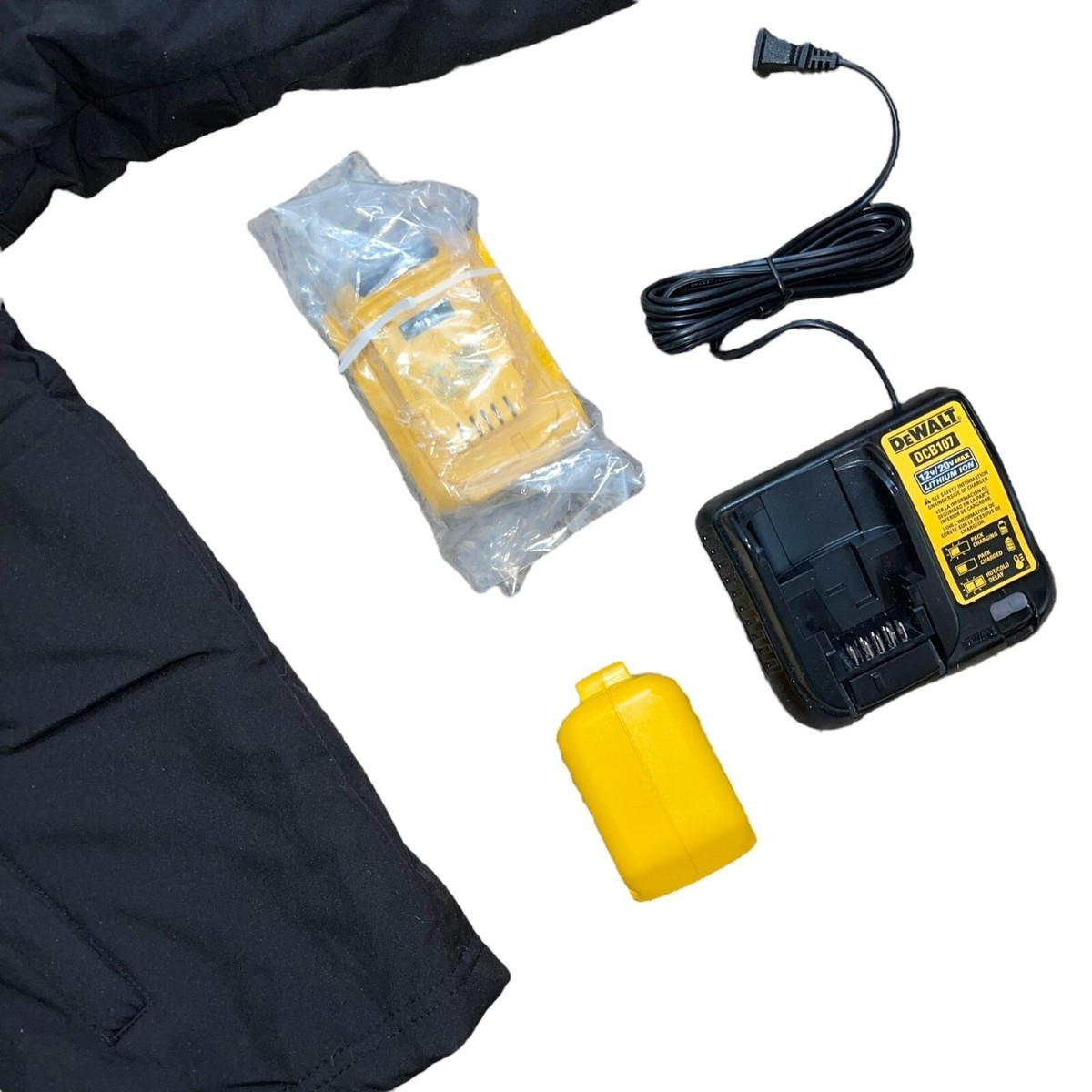 NWT DeWalt Heated Soft Shell Jacket Kit Mens XL Black Battery Charger Open Box