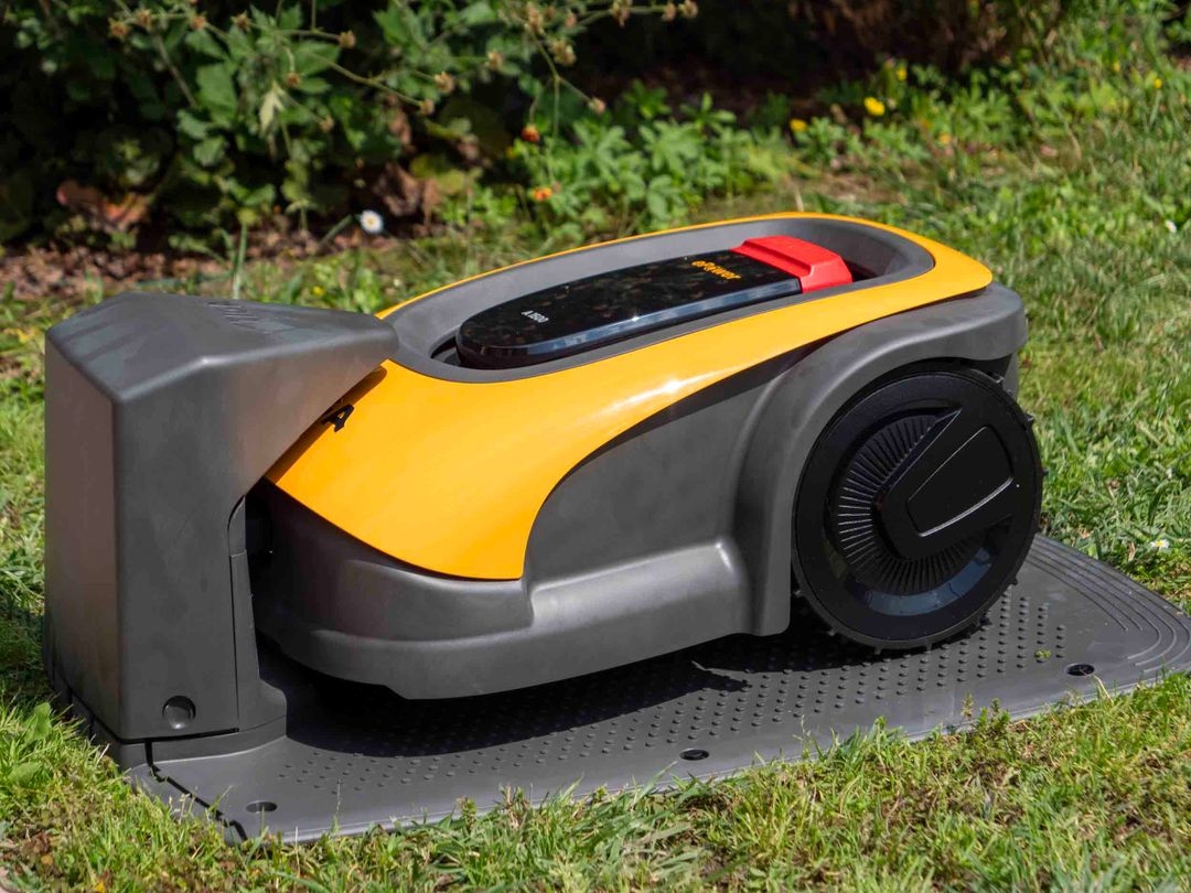 Review Of Stiga A1500 The Wireless Lawn Mowing Robot Made In Italy DDay it