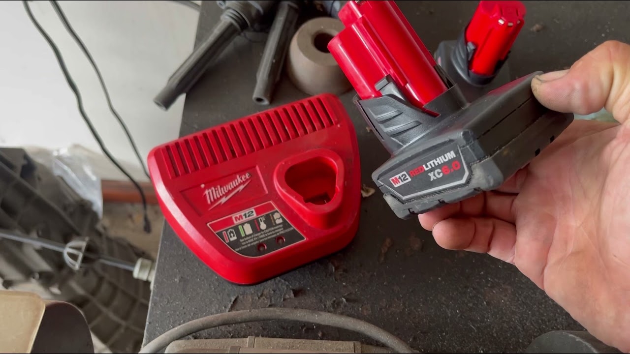 milwaukee m12 charger flashing red green